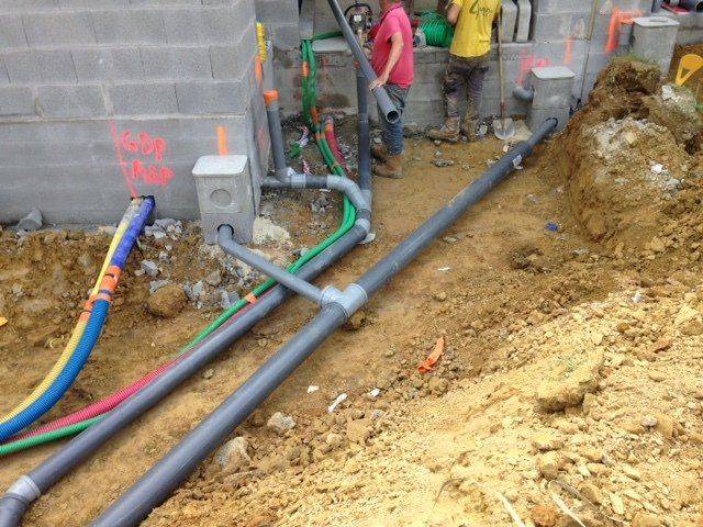 Vue sur des raccordements électriques et des conduites d'évacuation, des eaux usées, dont le cadre de travaux d'aménagement réalisé par MBT