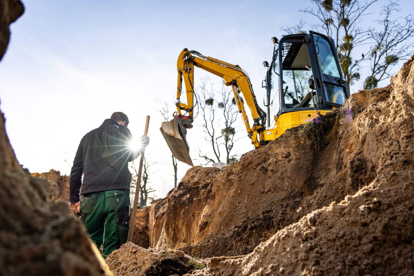 Vu sur ouvrier en train de creuser une tranchée en vue d'accueillir des fondations pour un futur projet de construction à Saint-Rémy-lès-Chevreuse, dans la vallée de Chevreuse dans les Yvelines